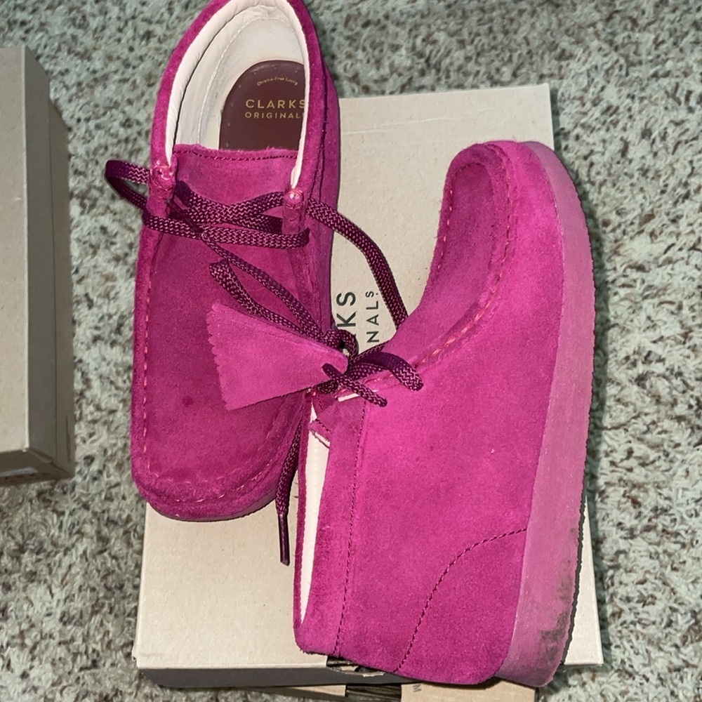 3 Colors Available of Clark Wallbees